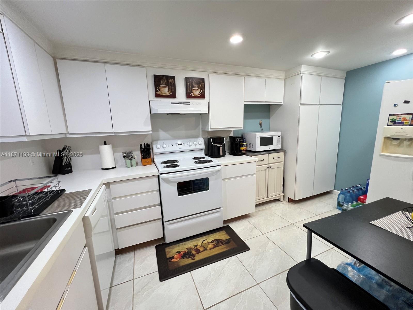 TOWNHOUSE VILLAS CONDO - Residential