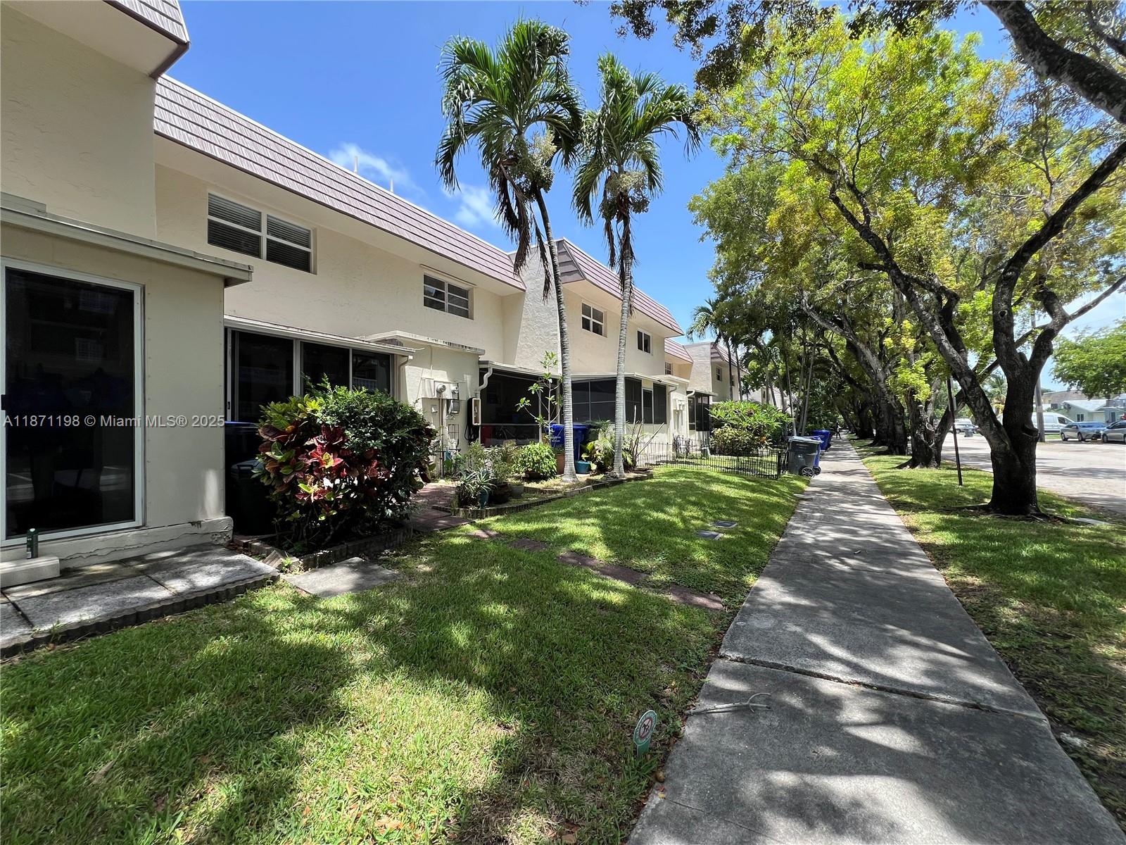 TOWNHOUSE VILLAS CONDO - Residential