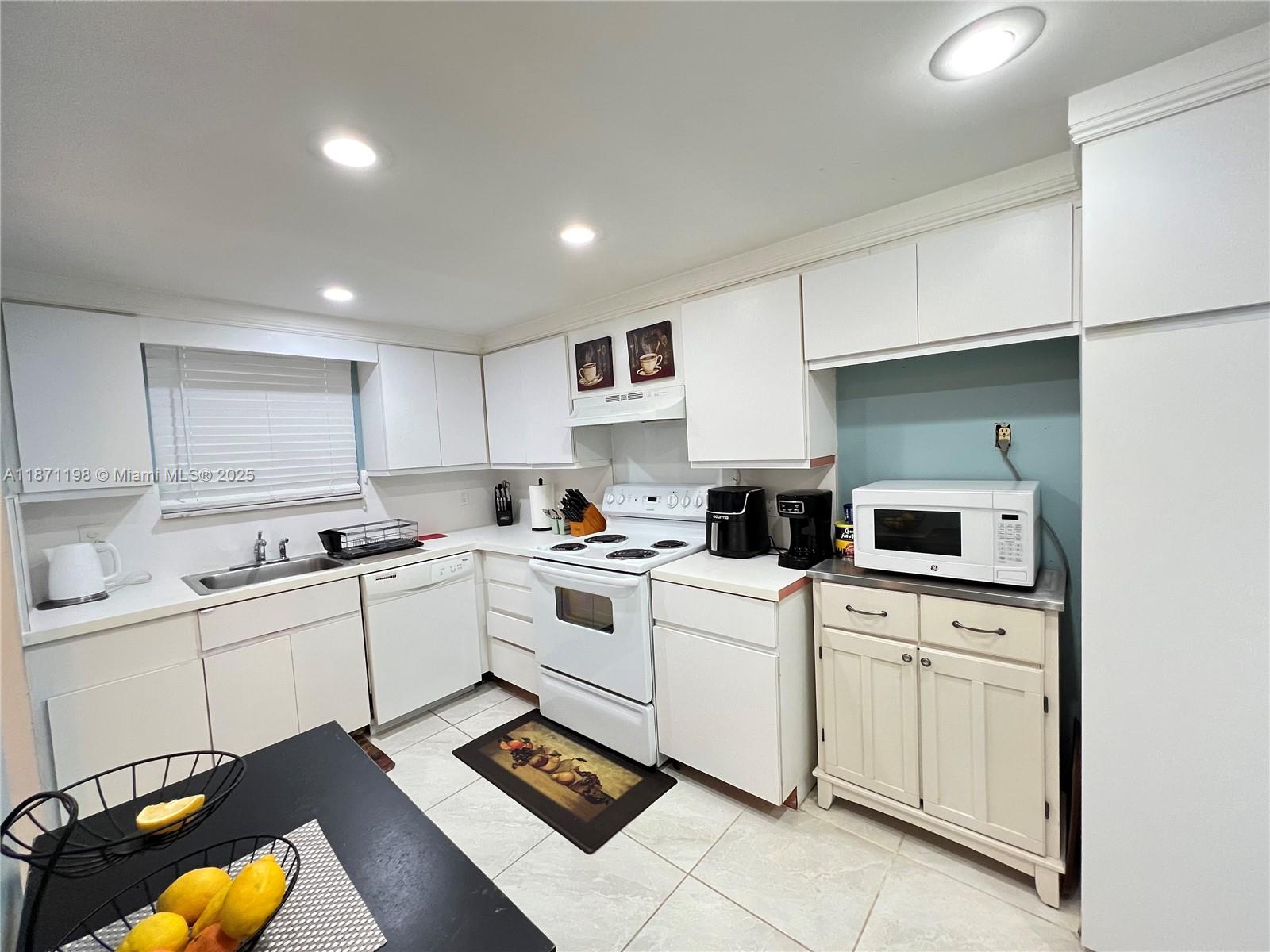 TOWNHOUSE VILLAS CONDO - Residential