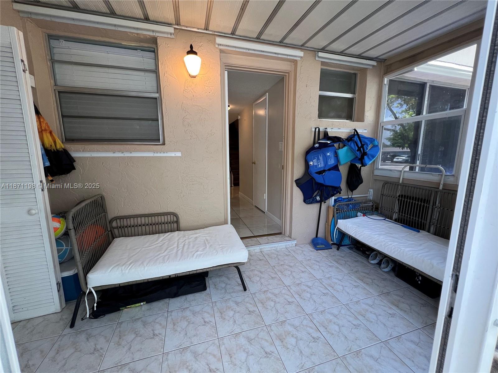 TOWNHOUSE VILLAS CONDO - Residential