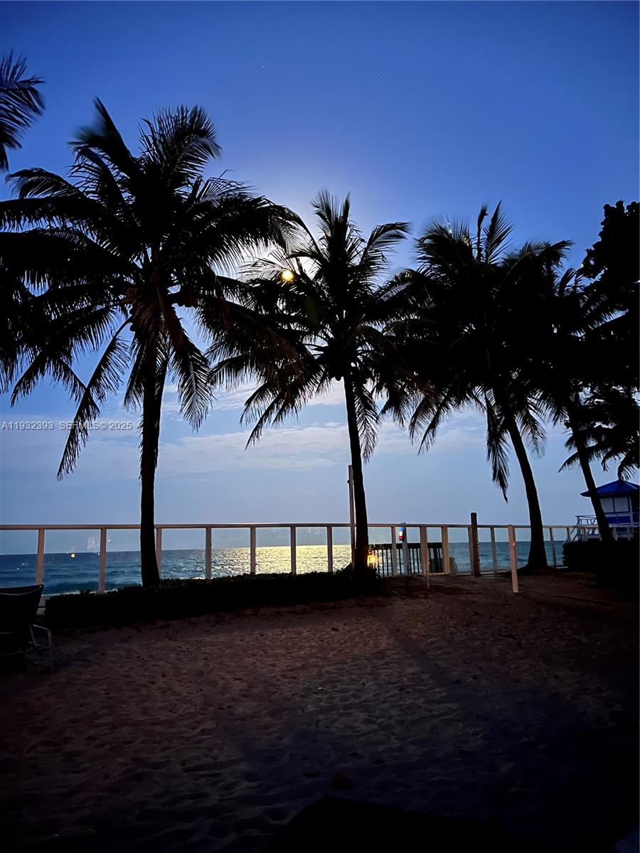 RESIDENCES ON HOLLYWOOD B - Residential Lease