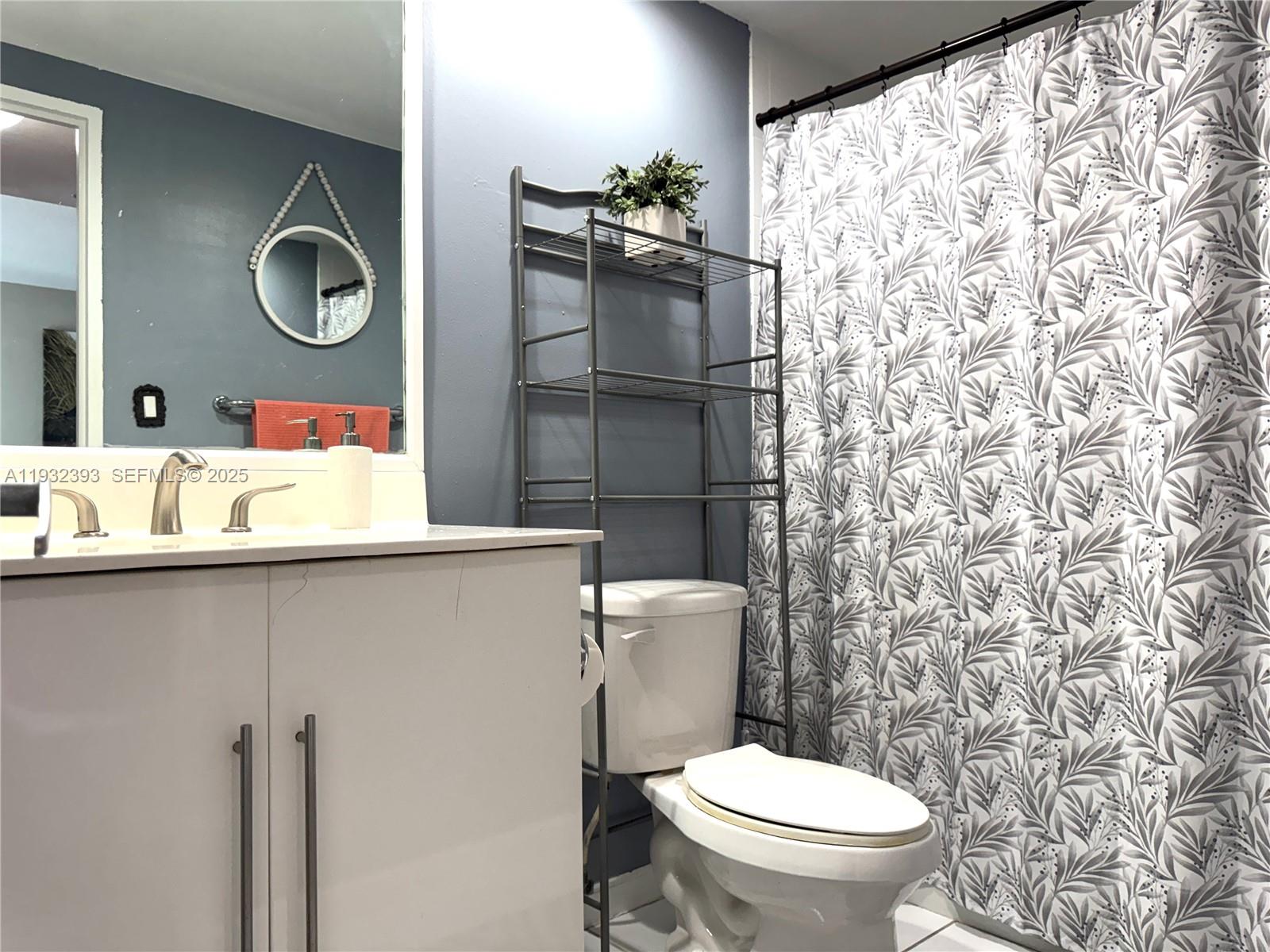 RESIDENCES ON HOLLYWOOD B - Residential Lease