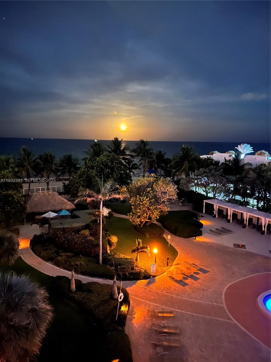 RESIDENCES ON HOLLYWOOD B - Residential Lease