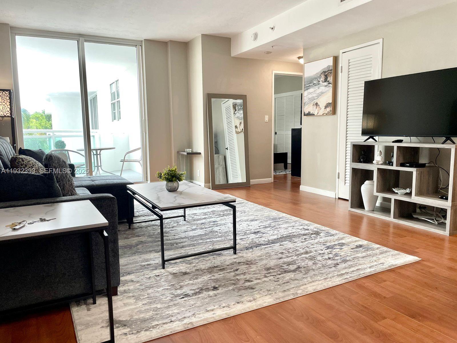 RESIDENCES ON HOLLYWOOD B - Residential Lease