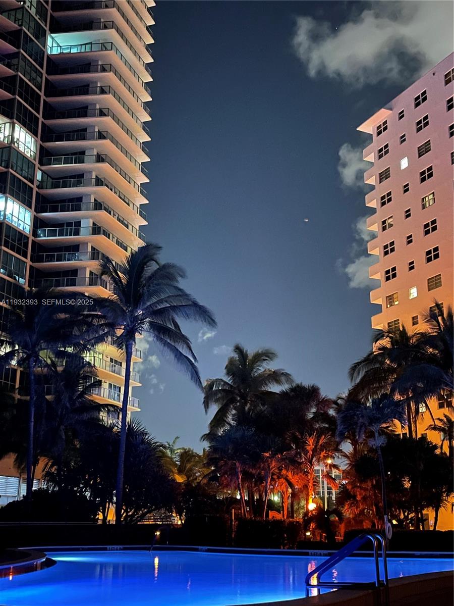 RESIDENCES ON HOLLYWOOD B - Residential Lease