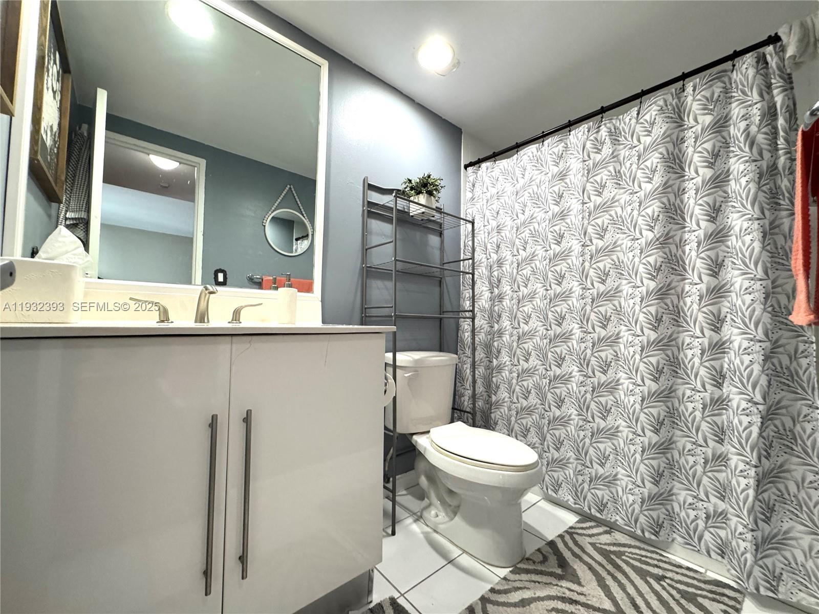 RESIDENCES ON HOLLYWOOD B - Residential Lease