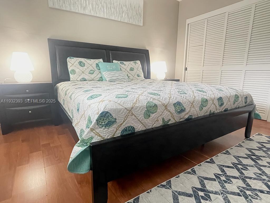 RESIDENCES ON HOLLYWOOD B - Residential Lease