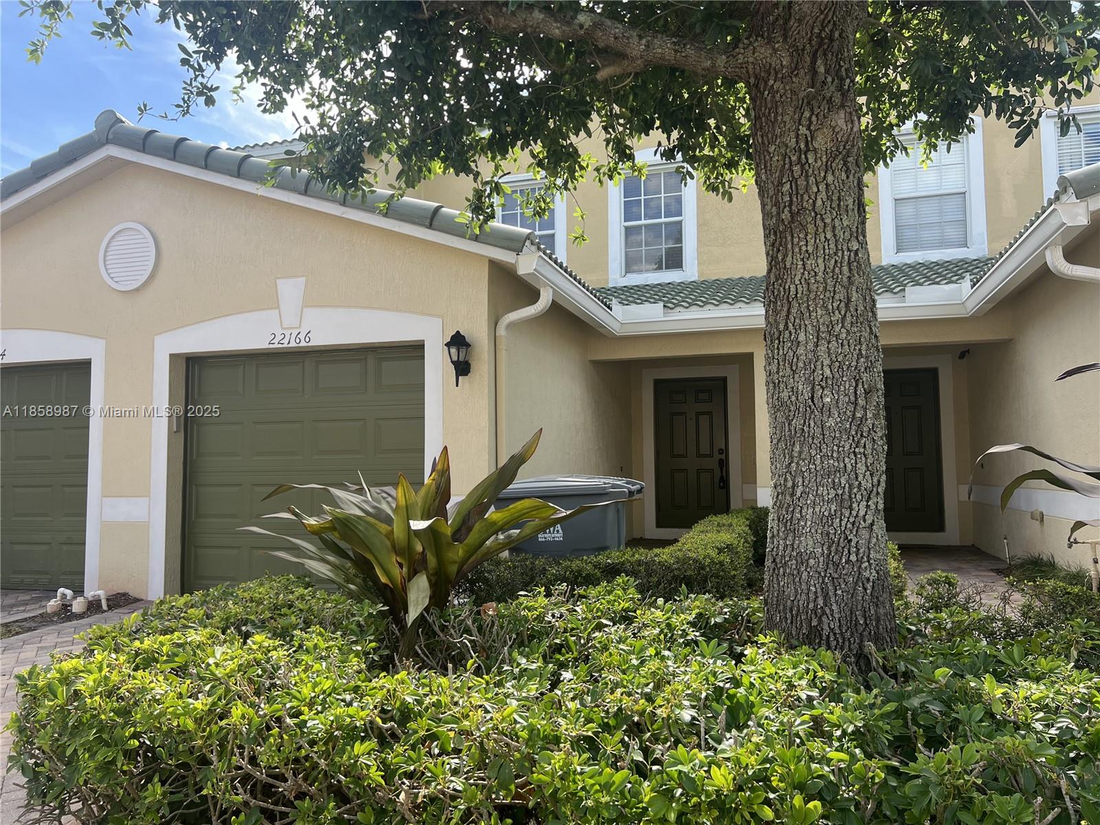 Immaculate maintained townhome with attached garage available for leasing now. Safe gated community with
clubhouse/pool, all stainless steel appliances, granite countertops, ceiling fans, tile floors throughout living areas
and bedrooms, no carpet, great location, excellent schools, close to shopping centers, restaurants and veterans
park next door.