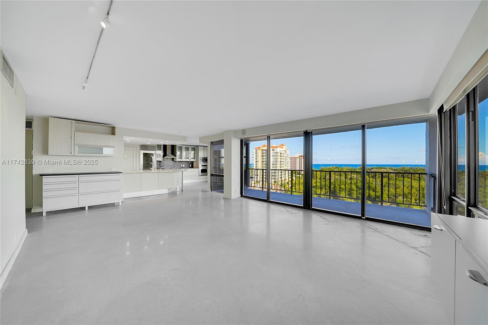 CORINTHIAN ON THE INTRACO - Residential