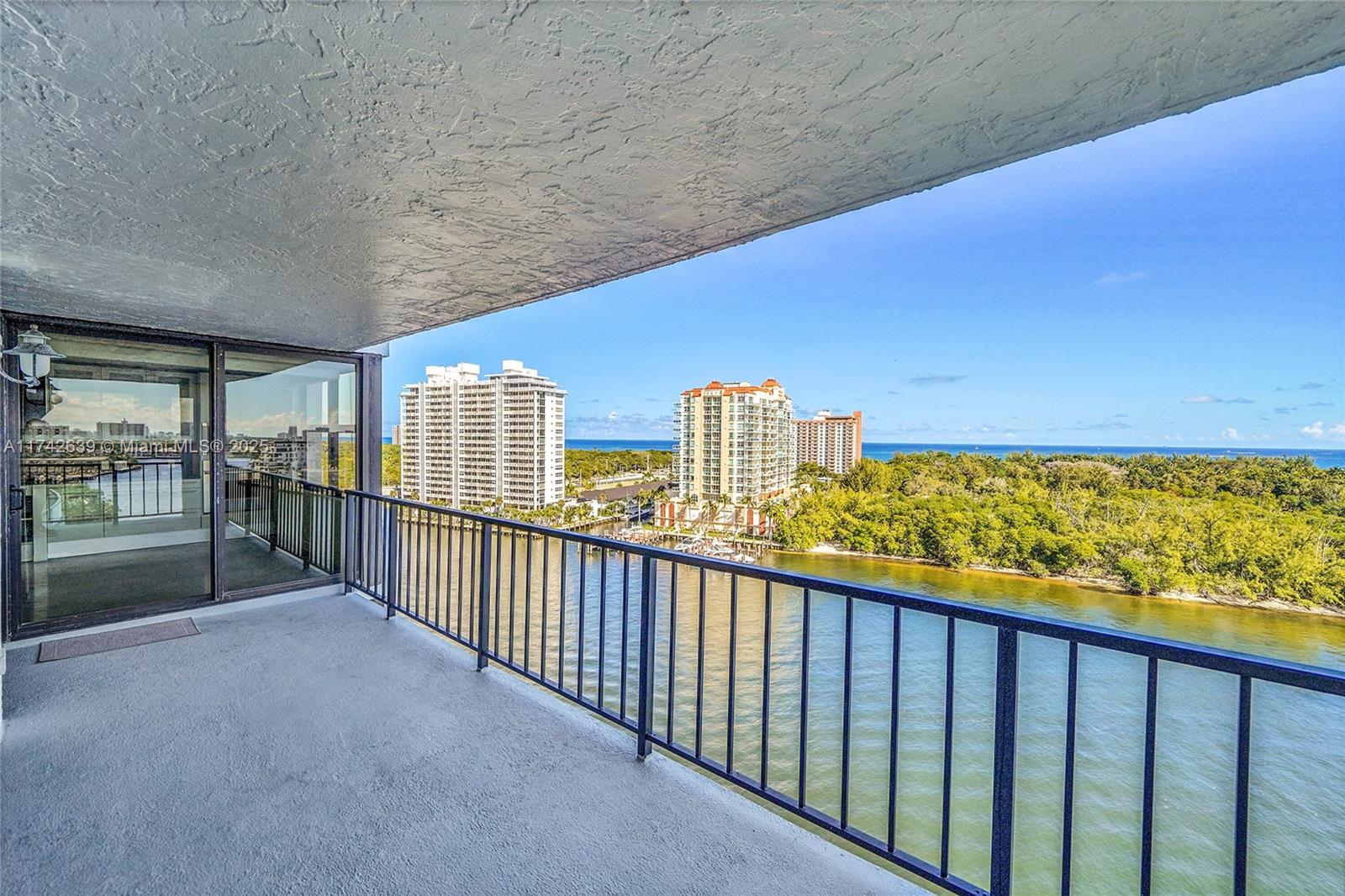 CORINTHIAN ON THE INTRACO - Residential