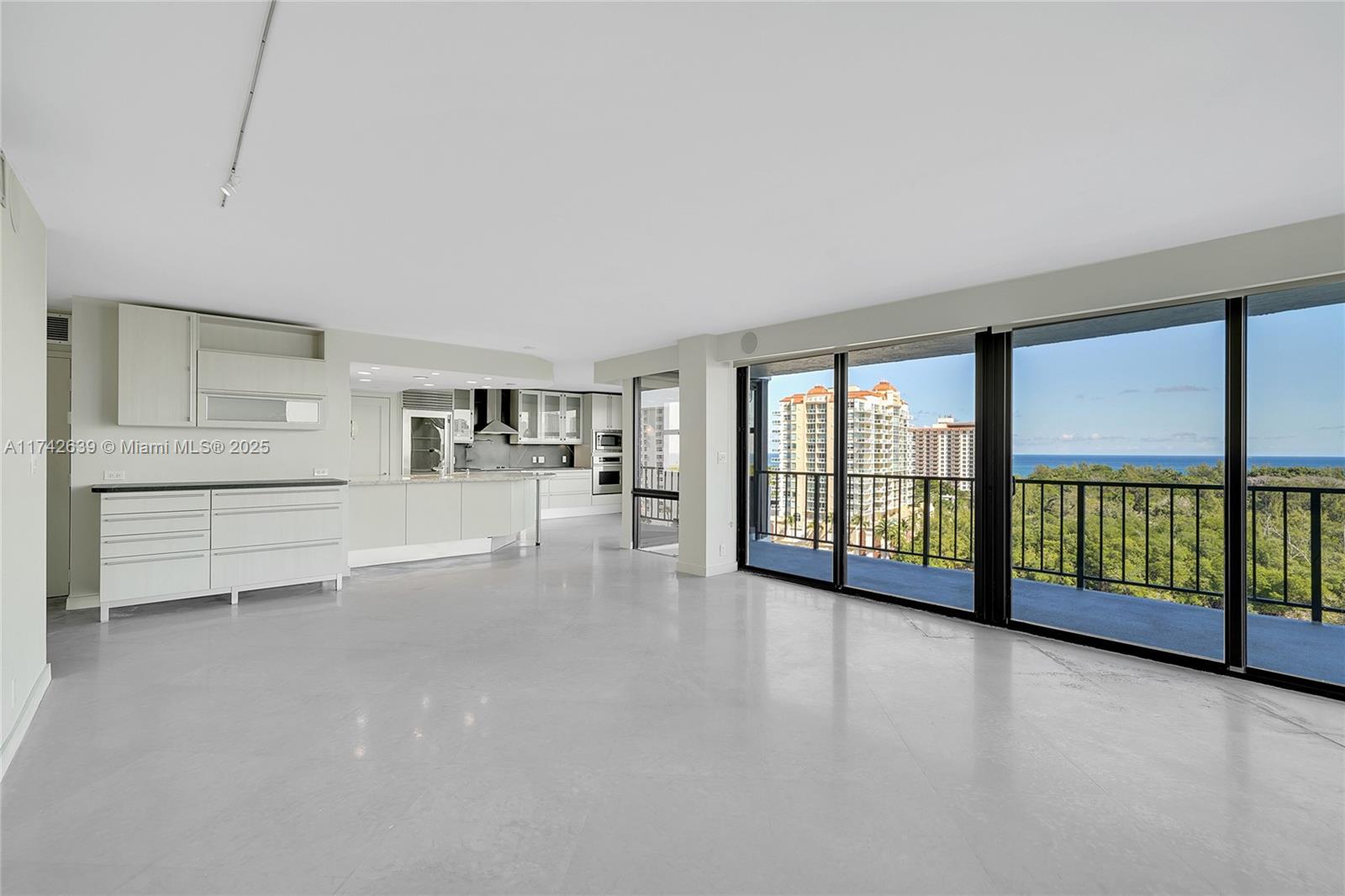 CORINTHIAN ON THE INTRACO - Residential