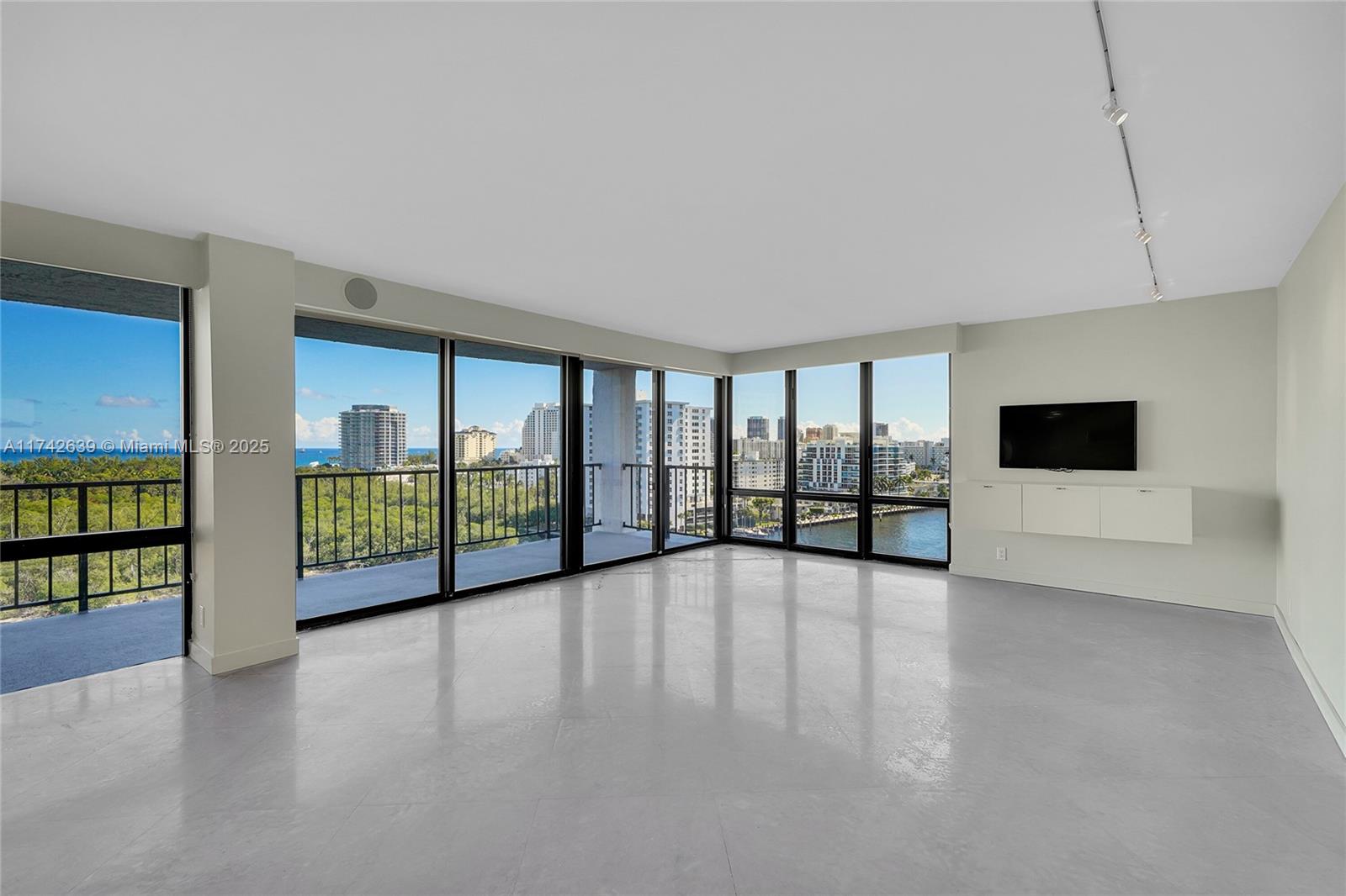 CORINTHIAN ON THE INTRACO - Residential