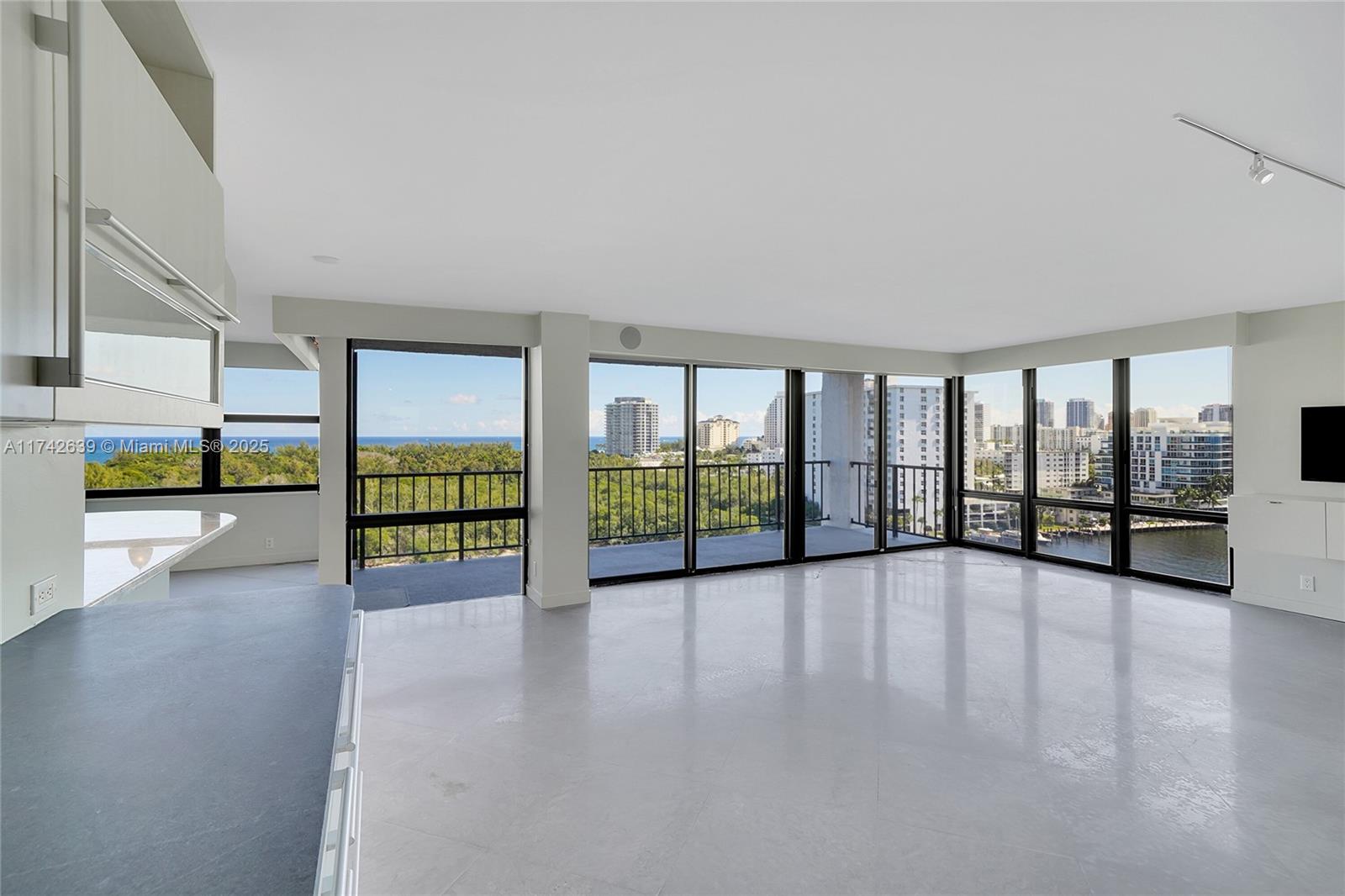 CORINTHIAN ON THE INTRACO - Residential