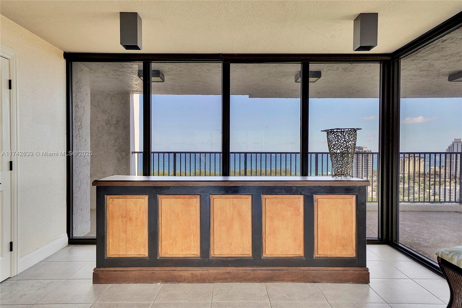 CORINTHIAN ON THE INTRACO - Residential