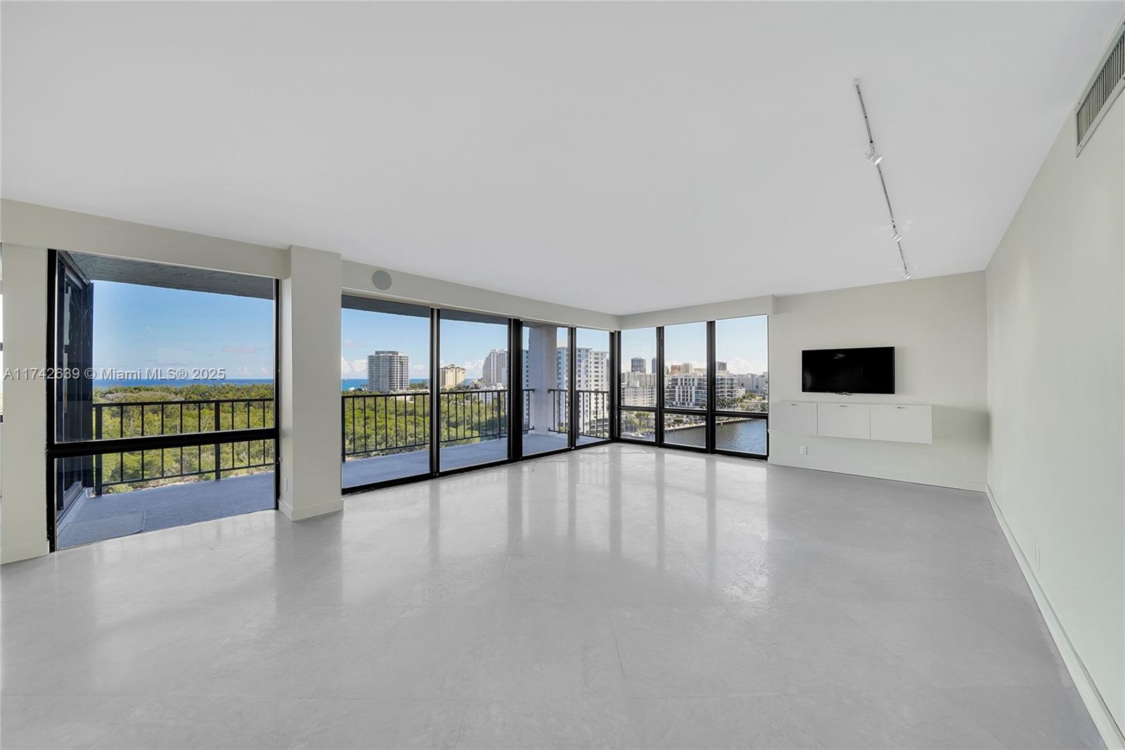 CORINTHIAN ON THE INTRACO - Residential