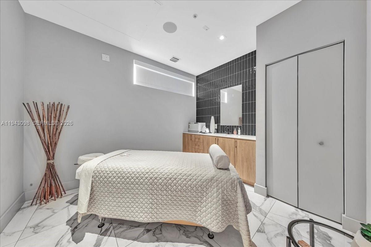 IVY CONDO - Residential