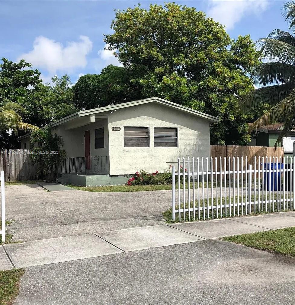 Rental Property at 2941 Nw 25th St, Fort Lauderdale, Broward County, Florida - Bedrooms: 4 
Bathrooms: 2  - $3,250 MO.