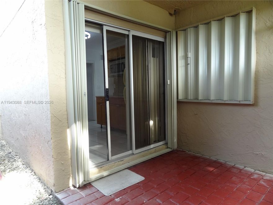 LOCATION!!! LOCATION!! Located in the heart of Hammocks, this exclusive 1-bedroom, 1-bathroom Eficiency boasts an excellent location near top-notch schools, Gas stations restaurants. Panoramic views of the Hammocks Trail park, add a touch of tranquility. Ideal for single, this apartment seamlessly combines luxury and convenience, providing an unparalleled living experience in the coveted Hammocks area.