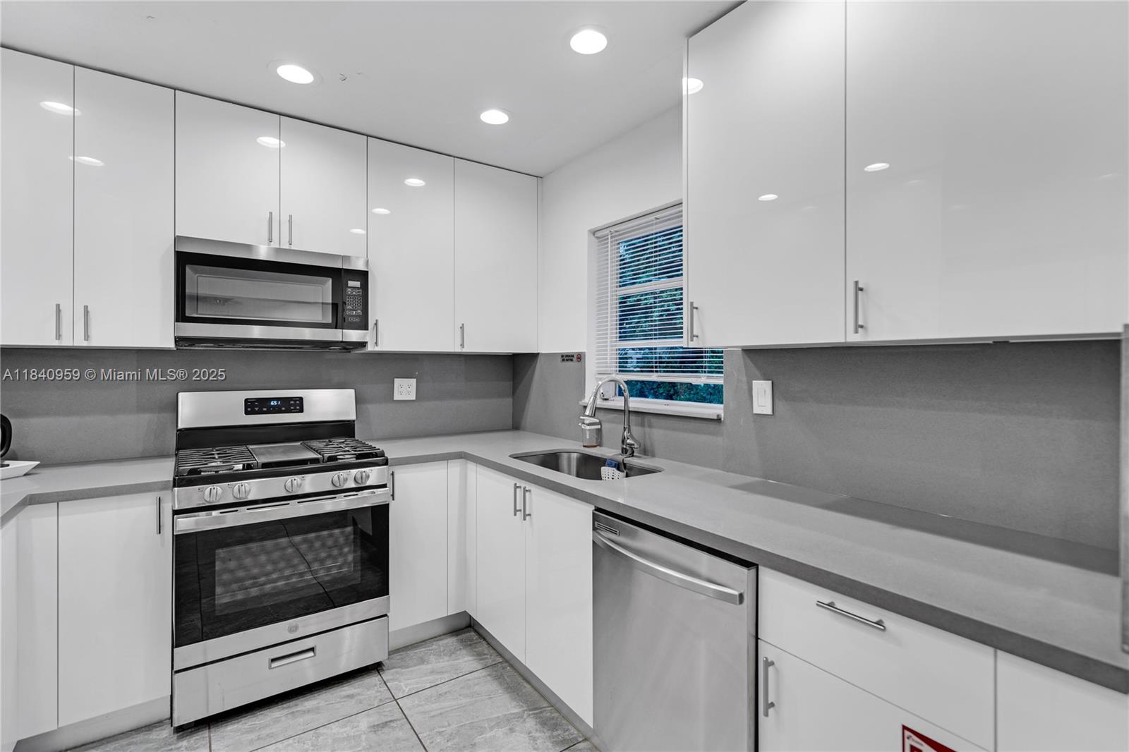 1165 SW 4th Ter 1/2