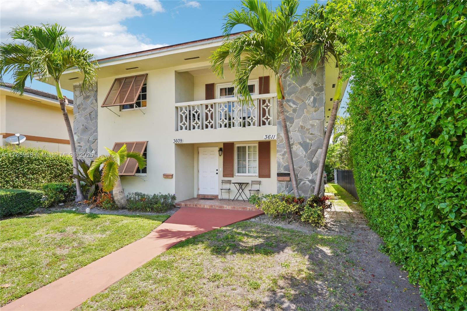 Perfect location Duplex rental ,with 5 parking spaces on a back of the building
each unit is 1642 sf with 3 bed 2 bath
Completely remodel 2013 Bath , kitchen , impact windows, etc
on septic
not available on Monday and Friday