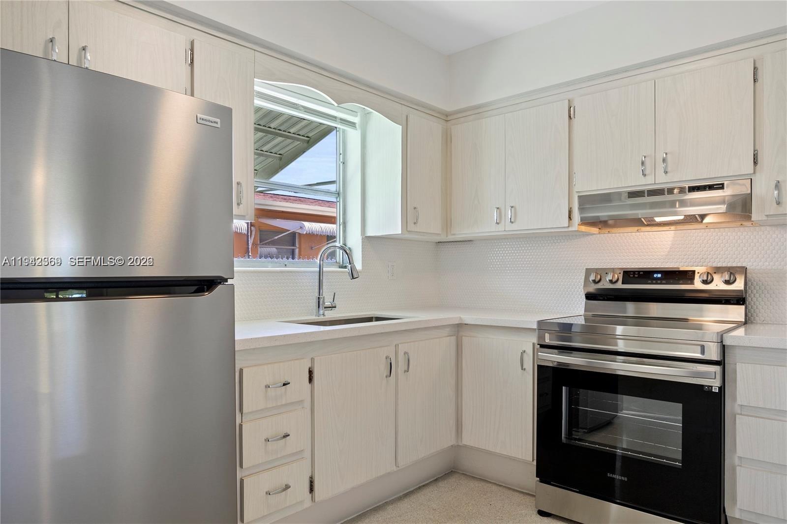 COLONIAL GARDENS HOLLYWOO - Residential Lease