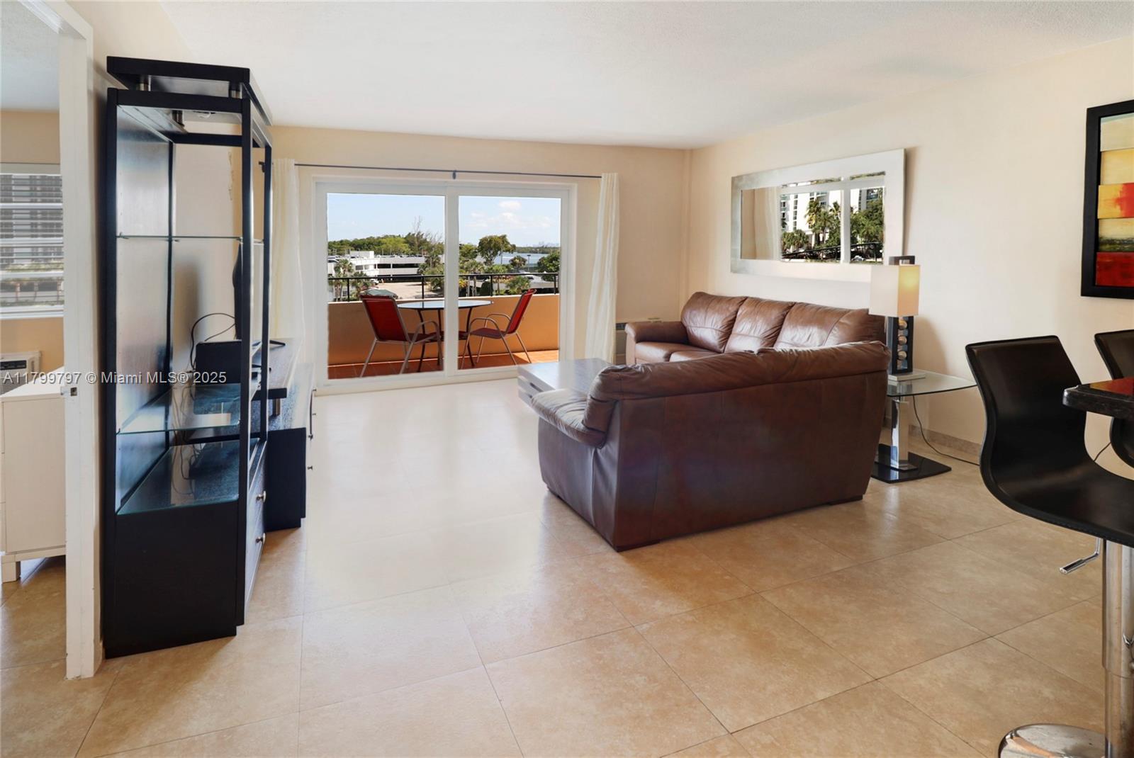 220 Kings Point Dr 403