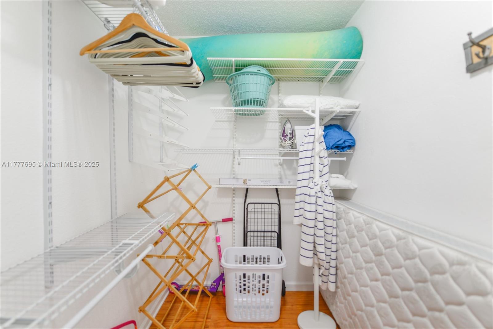 WAVE CONDO - Residential