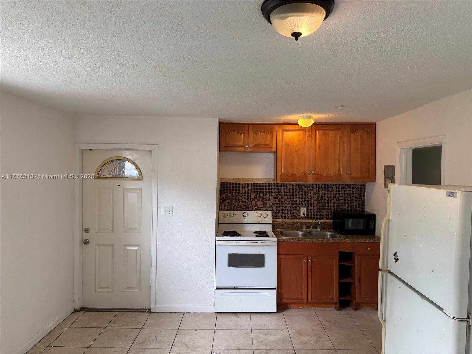 Freshly painted 2 bedroom 1 bathroom unit at an unbeatable price! Located between I-95 and W Oakland Park Blvd. 20 minutes to the beach and 15 minutes to Fort Lauderdale International Airport. Easy access to shopping, dining, and major highways!