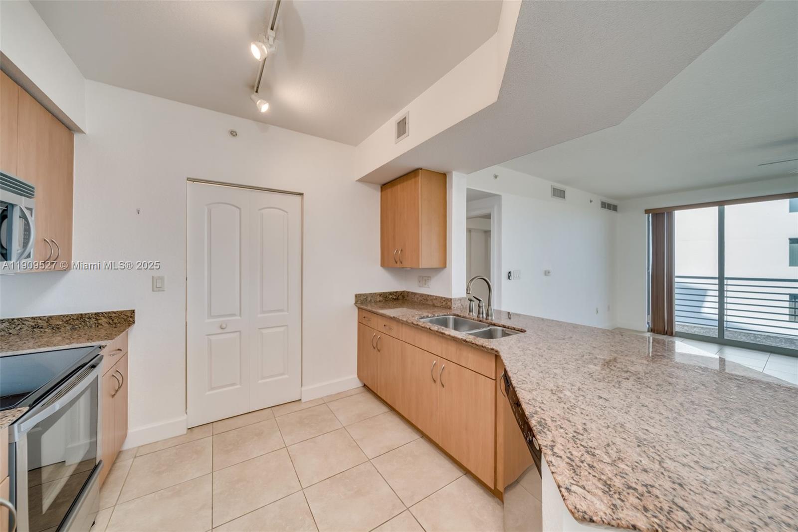 RADIUS CONDO - Residential Lease