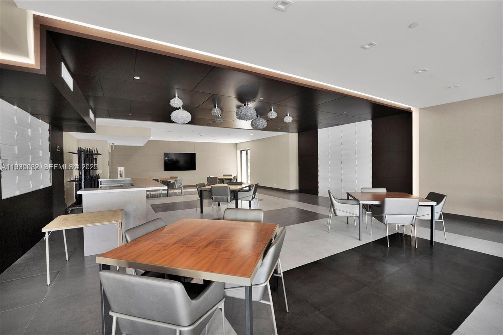 DELVISTA TOWERS CONDO - Residential