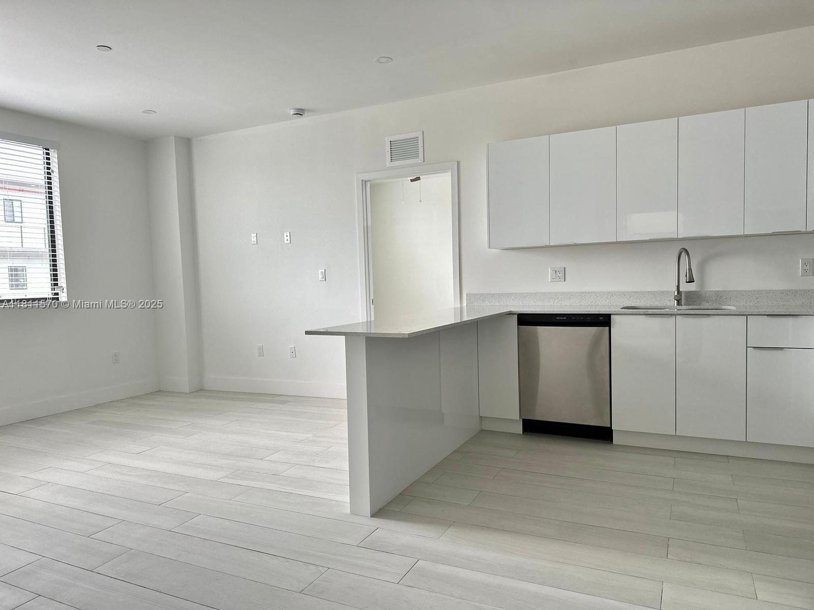 1091 E 17th St 301
