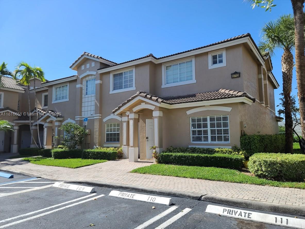 5713 Nw 114th Ct 112, Doral, Miami-Dade County, Florida - 2 Bedrooms  
3 Bathrooms - 