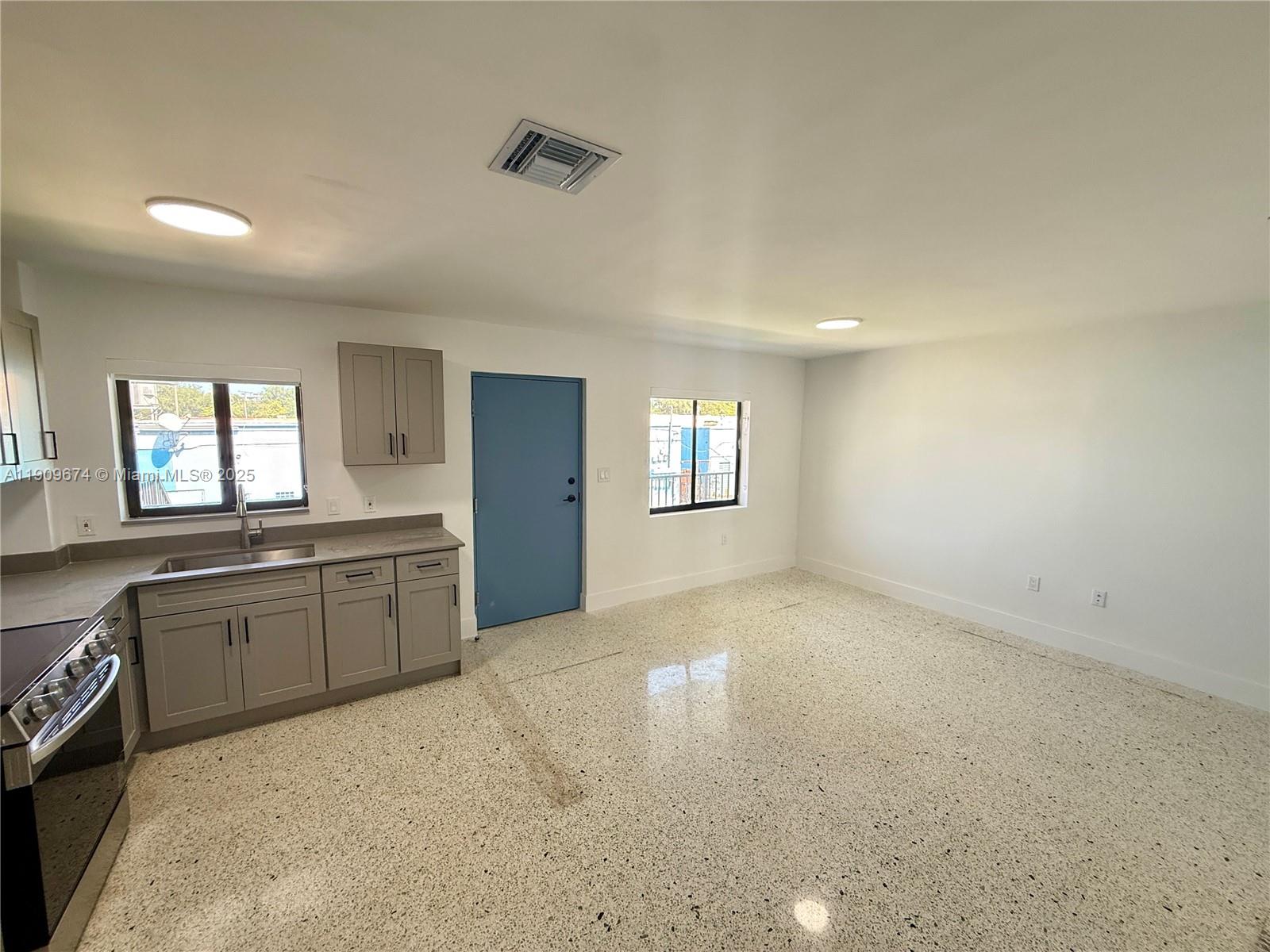 DIXIE HIGHWAY TRACK - Residential Lease