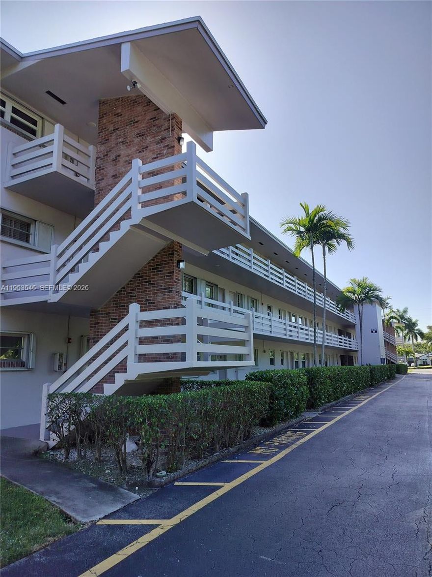 East Hallandale Beach One Bedroom Condo, close to the Beach. Near Gulfstream Racetrack and Casino, shops, restaurants and places of worship. Needs TLC. Fix it up the way you want it. Blank canvas.