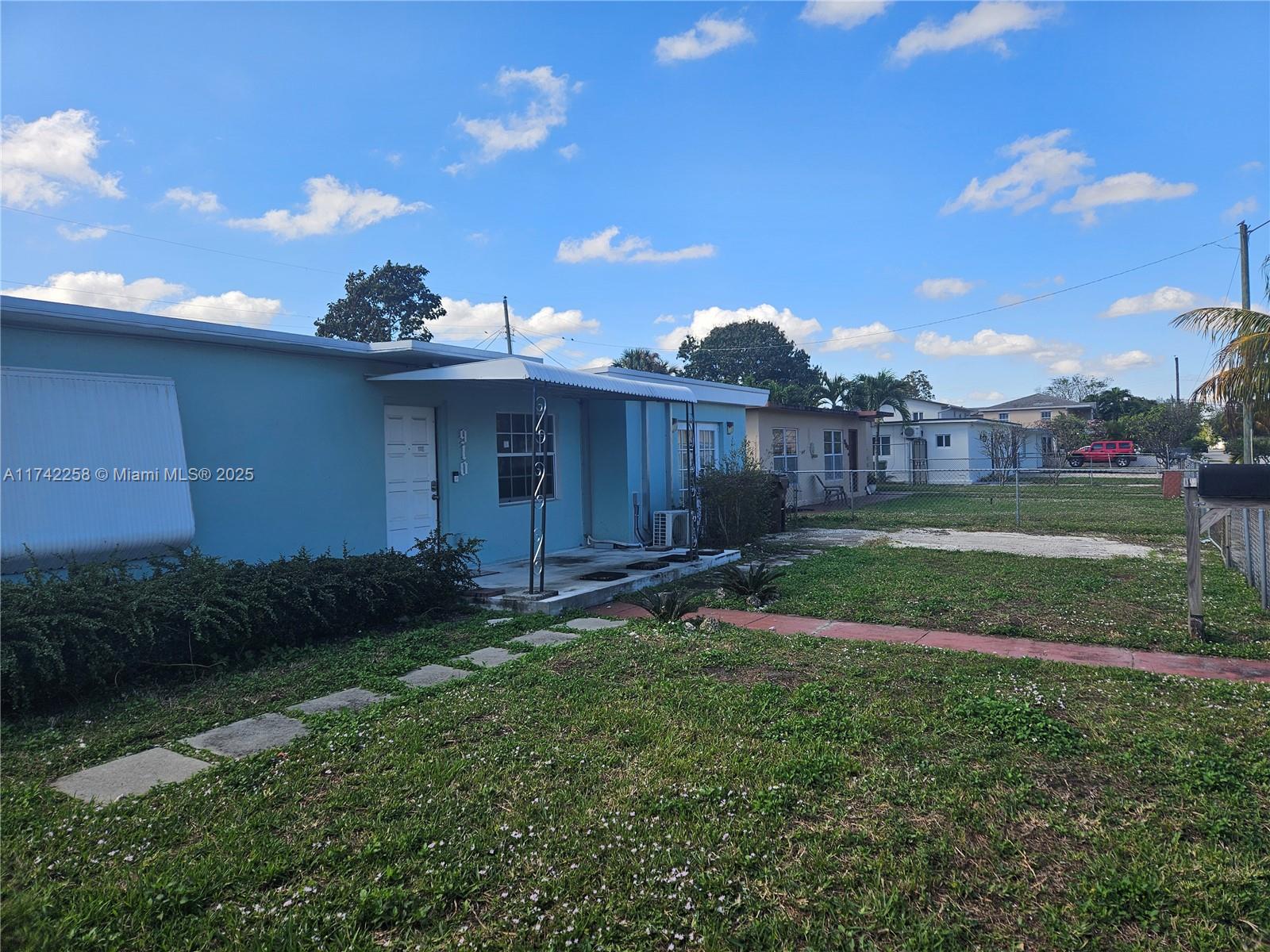 910 E 11th Pl, Hialeah, Miami-Dade County, Florida - 2 Bedrooms  
1 Bathrooms - 