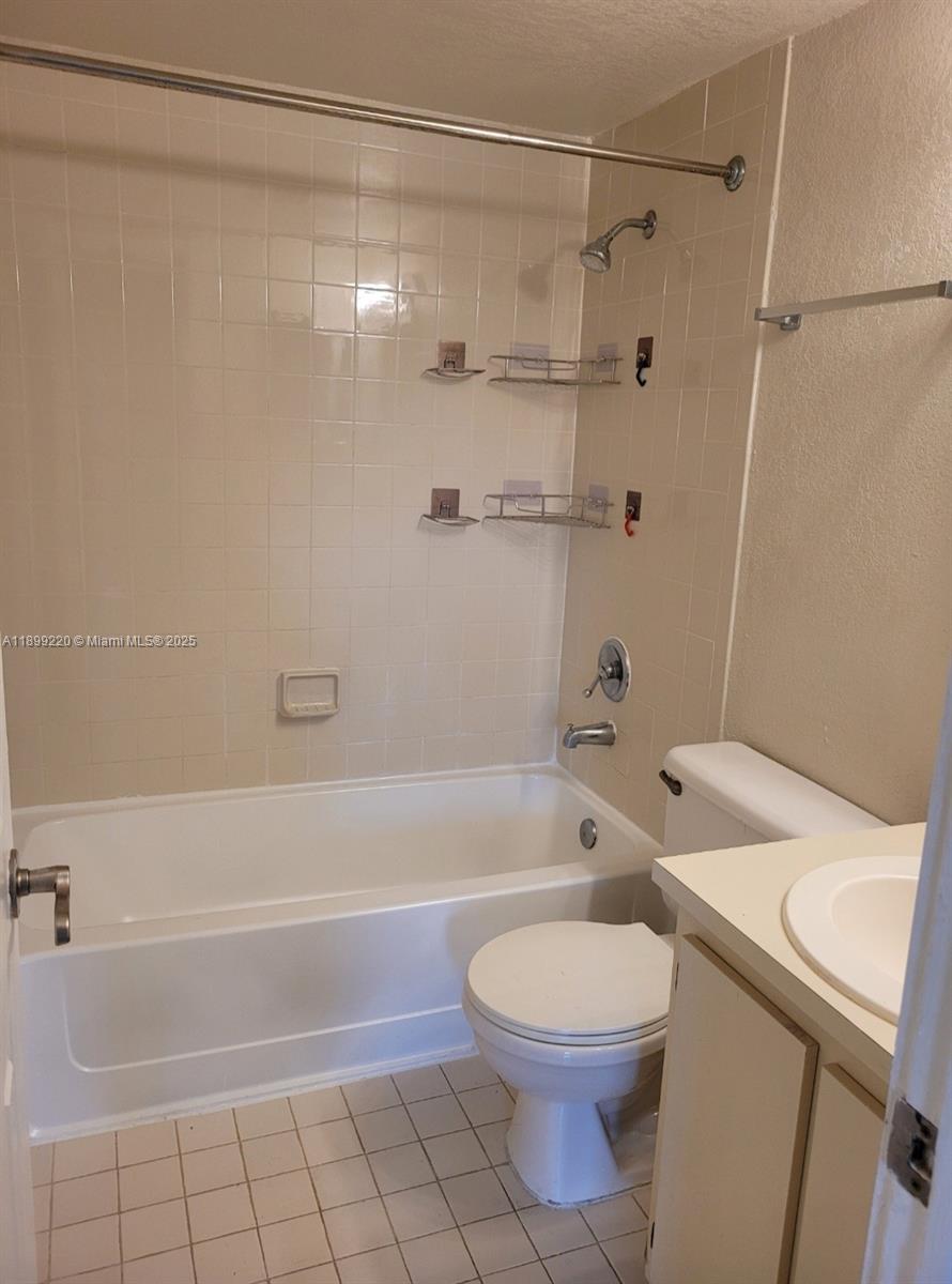 THE COURTS AT KENDALL CON - Residential Lease