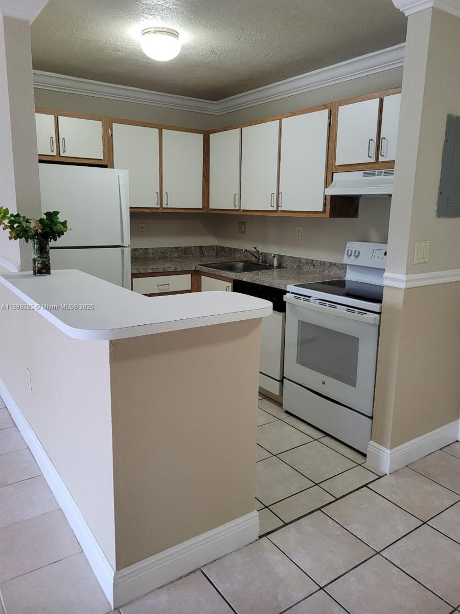 THE COURTS AT KENDALL CON - Residential Lease