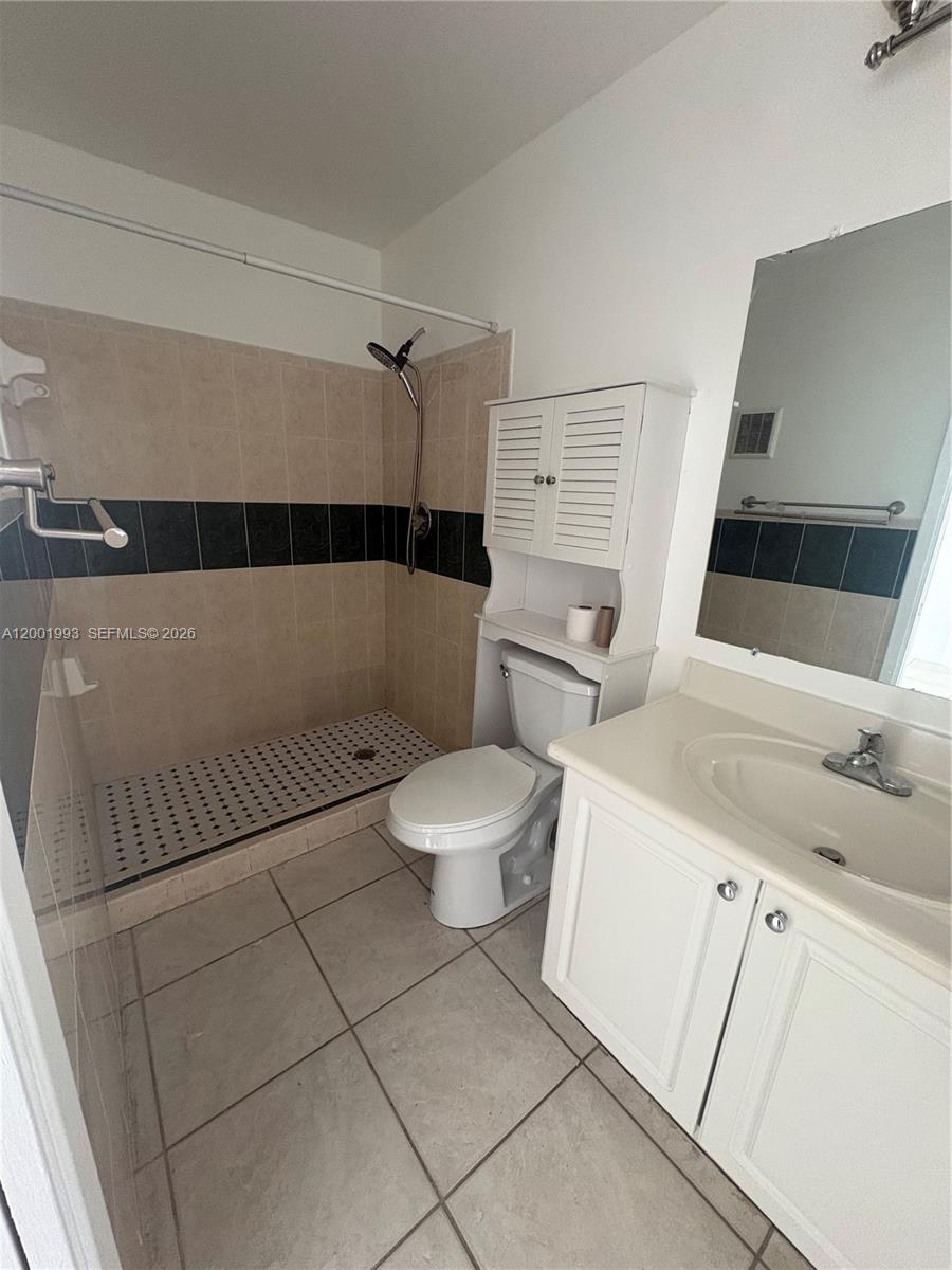 LAKEVIEW AT HAMMOCKS COND - Residential Lease