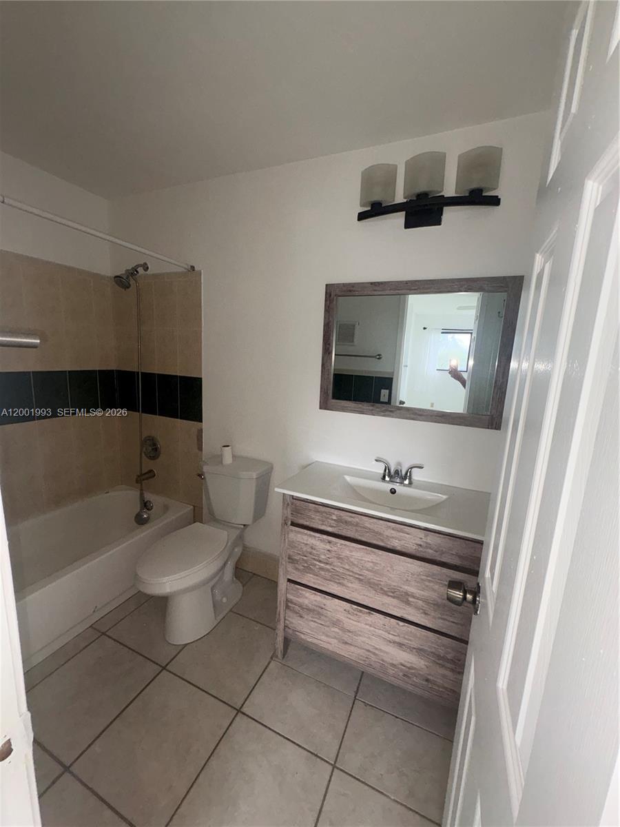 LAKEVIEW AT HAMMOCKS COND - Residential Lease