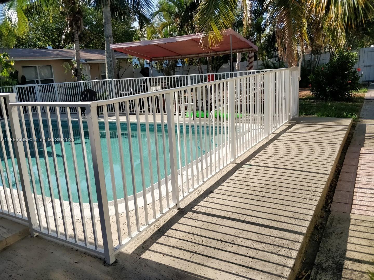 2 bedroom 1 bathroom bright unit with private yard and 2 parking spaces. Coin washer\dryer on premises. Great location, shared pool. Gated and fenced property. See pics.