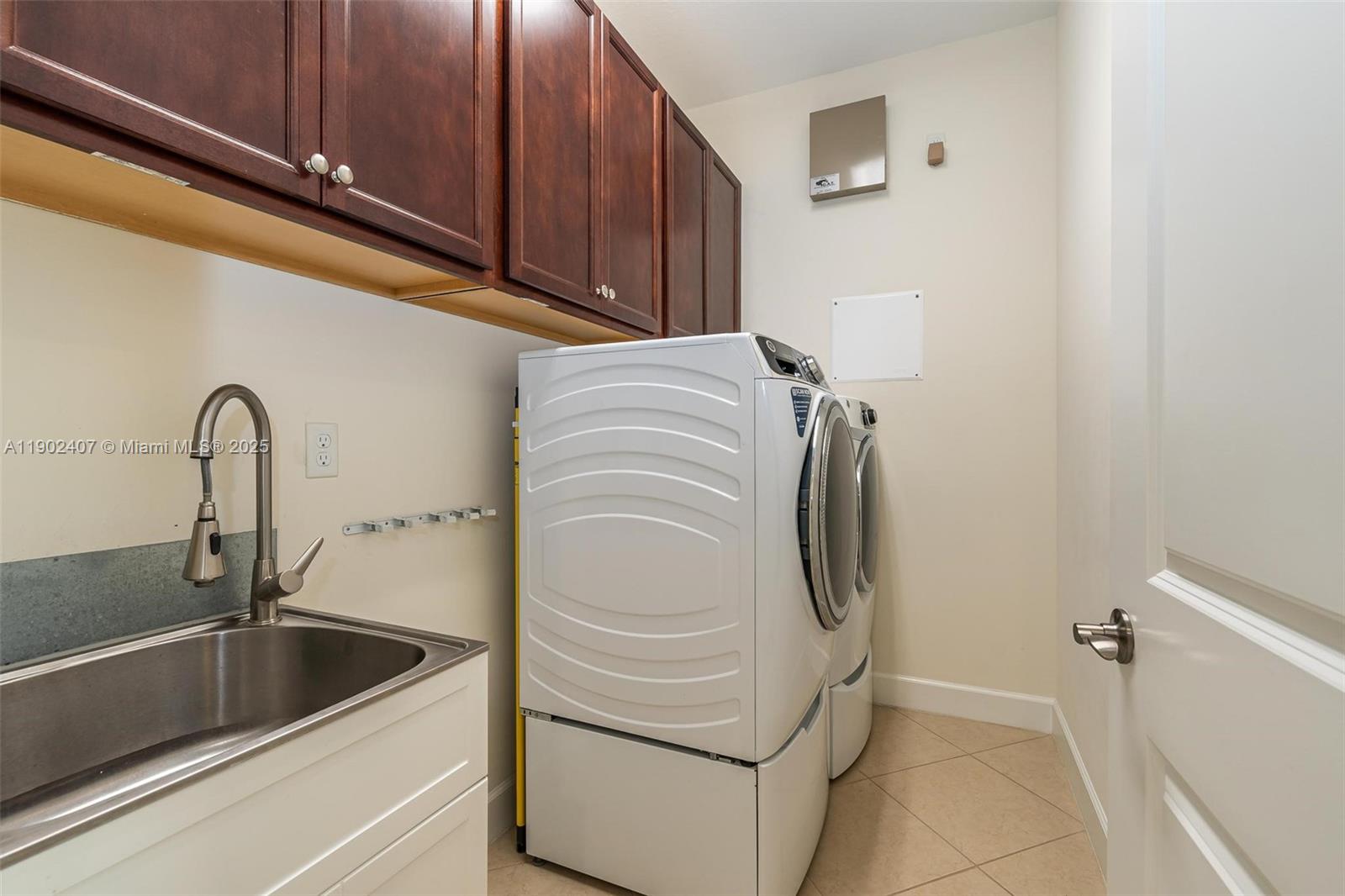 SAWGRASS LAKES - Residential Lease