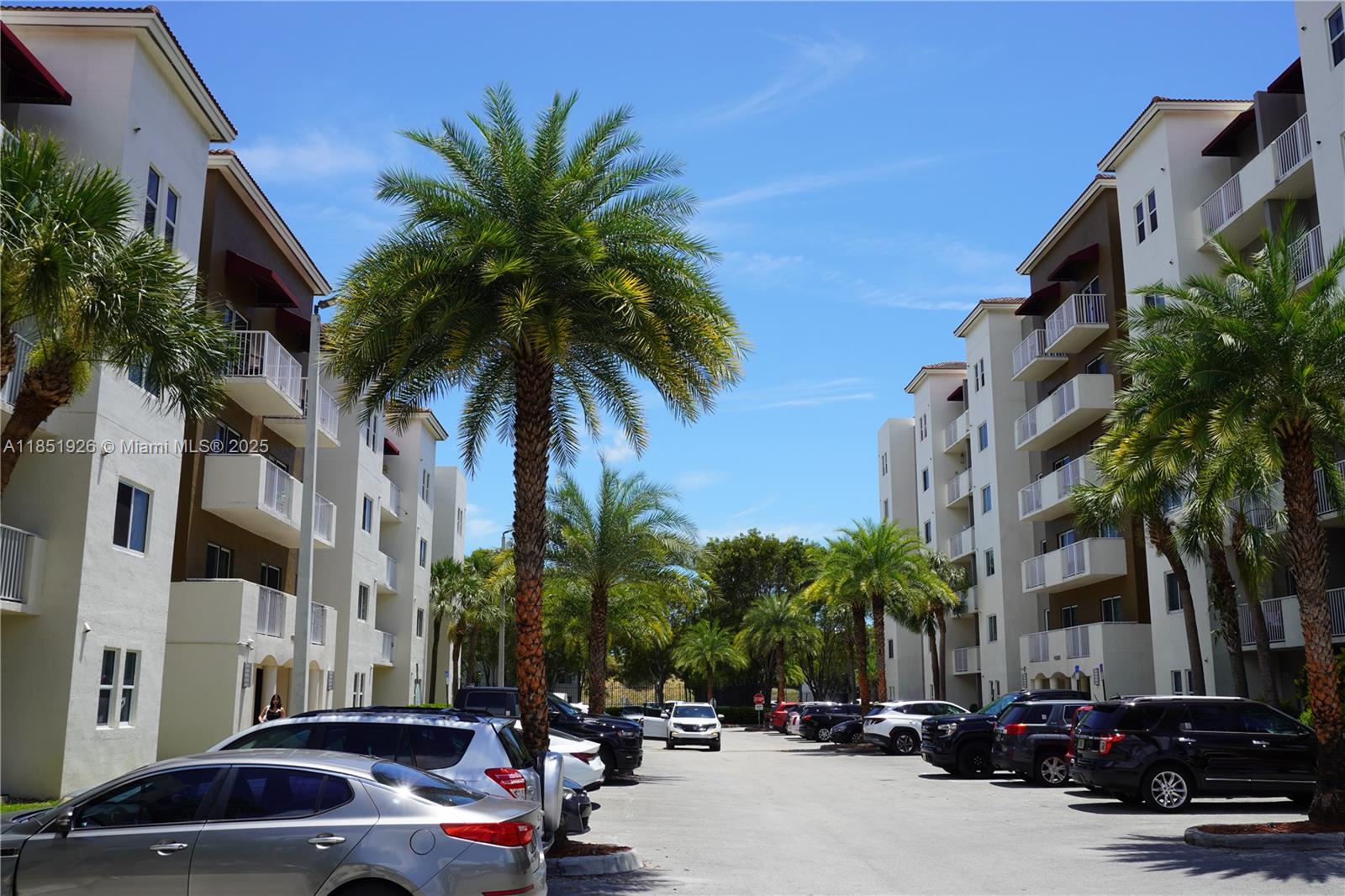 Discover this charming two-bedroom, two-bathroom apartment, perfect for those seeking comfort and a practical lifestyle. Located in a quiet and accessible area.