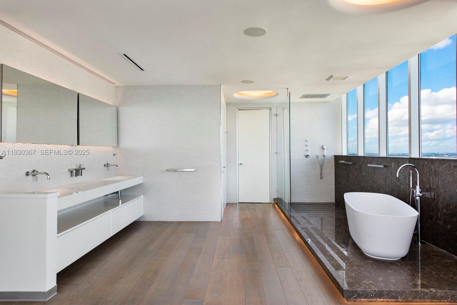 PARAMOUNT BAY CONDO - Residential Lease