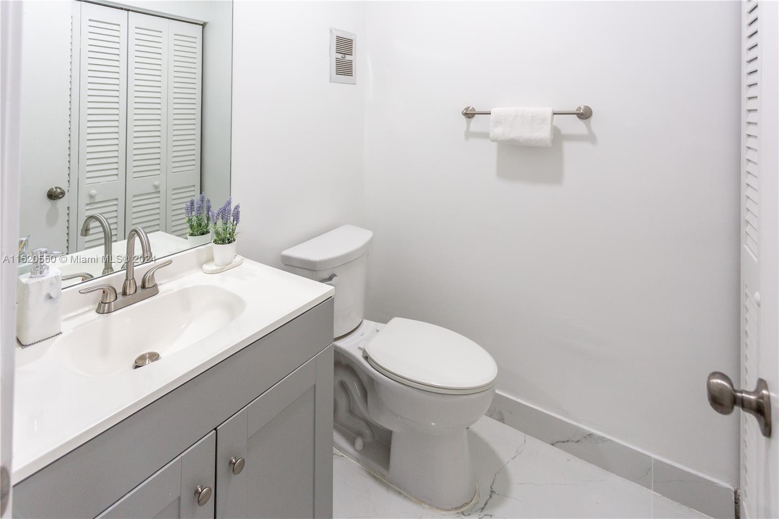 COLONIAL MANOR WEST APART - Residential Lease