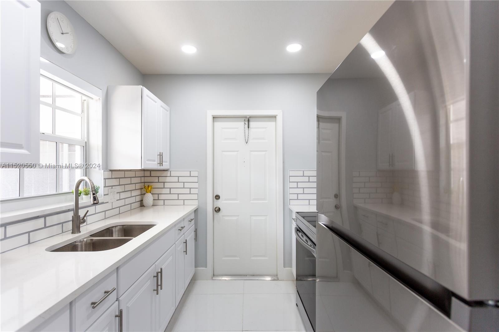 COLONIAL MANOR WEST APART - Residential Lease