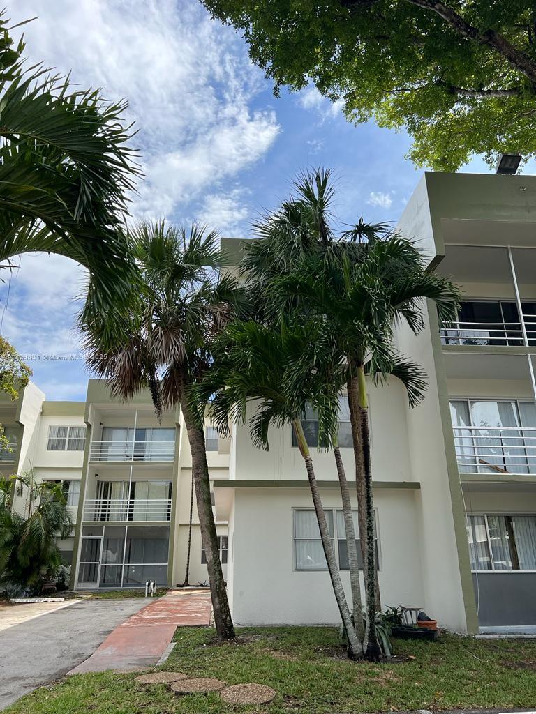 THE UNIT IS VACANT. EASY TO SHOW. SCHEDULE ONLINE. FIND ATTACHED THE ASSOCIATION DOCUMENTATIONS.
PLEASE USE SHOWING ASSIST. Send a CTL with ID, background check, credit score 600, pay stubs, tax, and bank statement. Schedule online. ONLY DEPOSIT AND FIRST MONTH.