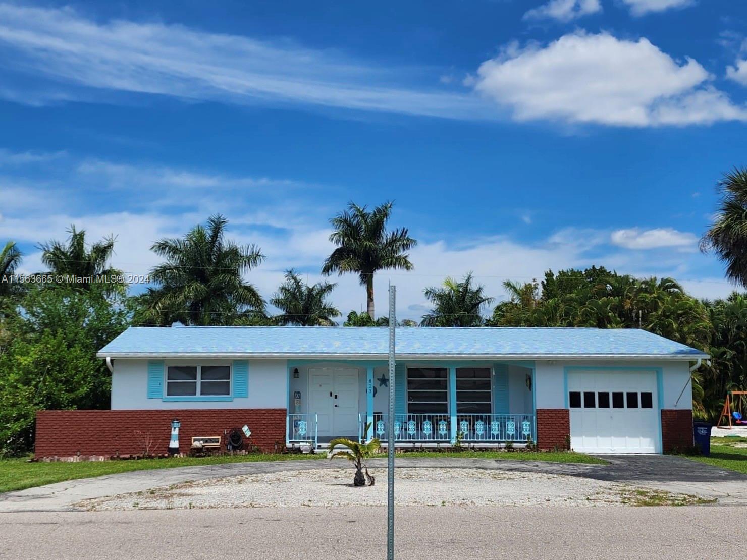 823 Lake Mcgregor Drive, Fort Myers, Lee County, Florida - 3 Bedrooms  
2 Bathrooms - 