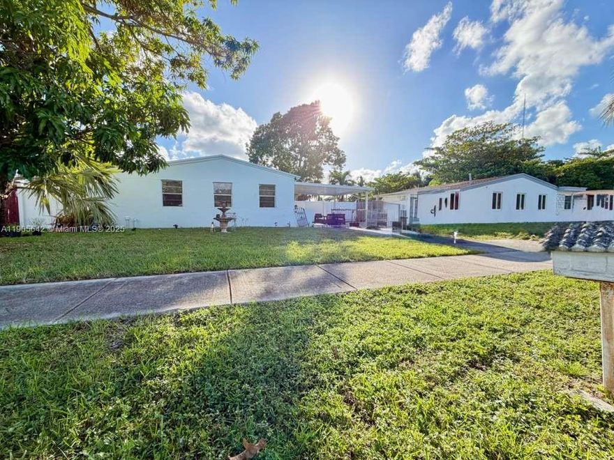 WELL MAINTAINED 3-BED, 2 BATH HOME LOCATED IN WEST THE WEST PARK NEIGHBORHOOD. NEAR SHOPPING, DINING,ANS PARKS, WITH EASY ACCESS TO MAJOR HIGHWAYS, DON'T MISS THE OPPORTUNITY