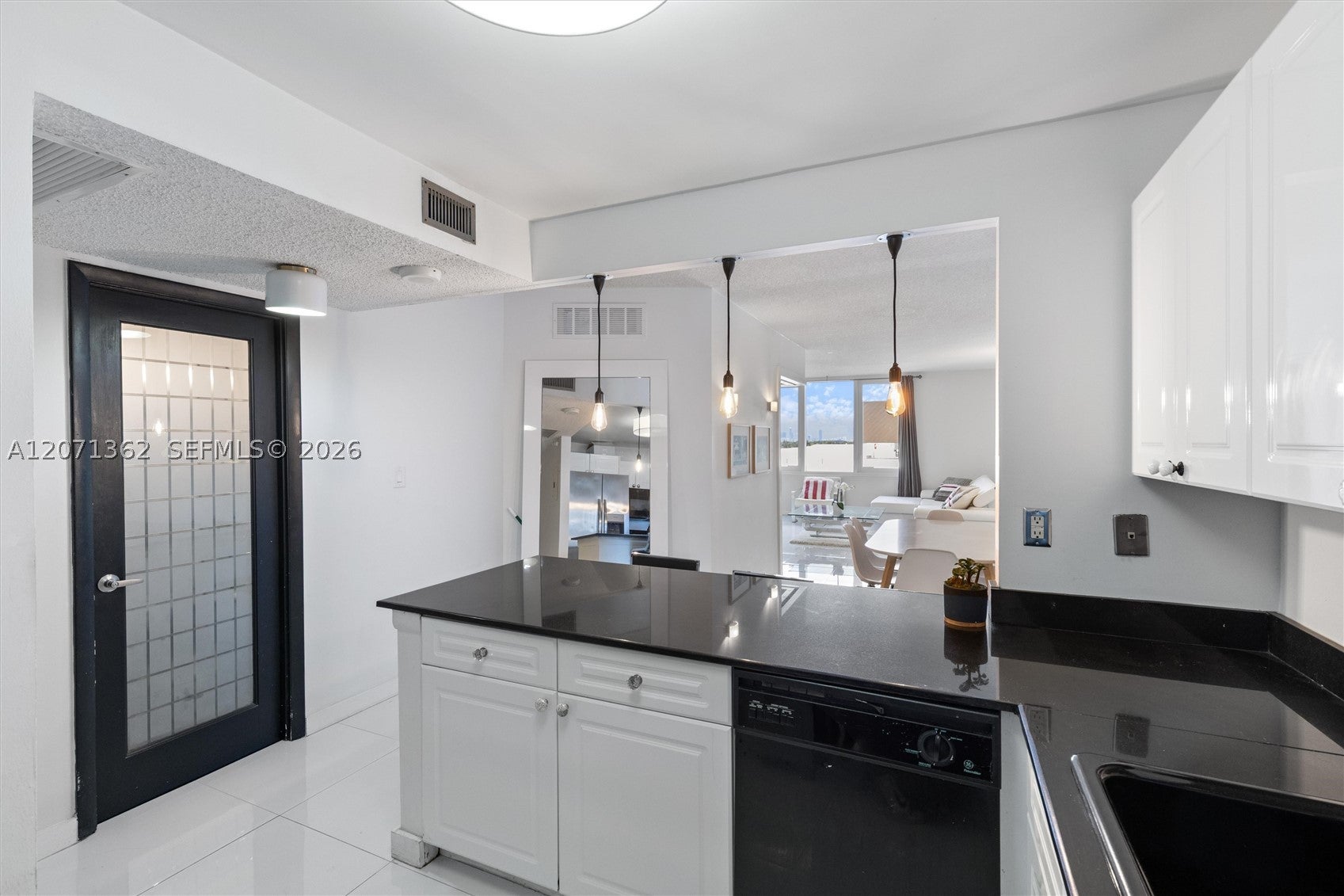 2301 collins ave 931