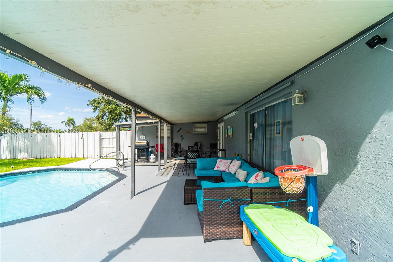 HOLLYWOOD HILLS - Residential Lease